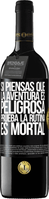 39,95 € Envío gratis | Vino Tinto Edición RED MBE Reserva Si piensas que la aventura es peligrosa, prueba la rutina. Es mortal Etiqueta Negra. Etiqueta personalizable Reserva 12 Meses Cosecha 2014 Tempranillo