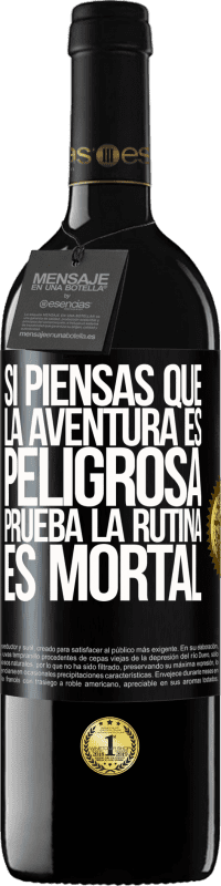 39,95 € Envío gratis | Vino Tinto Edición RED MBE Reserva Si piensas que la aventura es peligrosa, prueba la rutina. Es mortal Etiqueta Negra. Etiqueta personalizable Reserva 12 Meses Cosecha 2015 Tempranillo