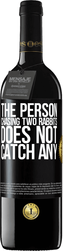 39,95 € 送料無料 | 赤ワイン REDエディション MBE 予約する 2匹のウサギを追いかける人は何も捕まえません ブラックラベル. カスタマイズ可能なラベル 予約する 12 月 収穫 2014 Tempranillo