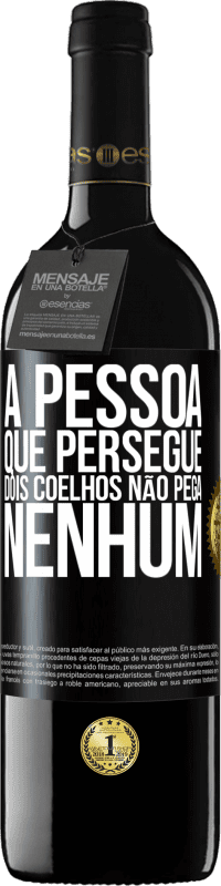 39,95 € Envio grátis | Vinho tinto Edição RED MBE Reserva A pessoa que persegue dois coelhos não pega nenhum Etiqueta Preta. Etiqueta personalizável Reserva 12 Meses Colheita 2015 Tempranillo