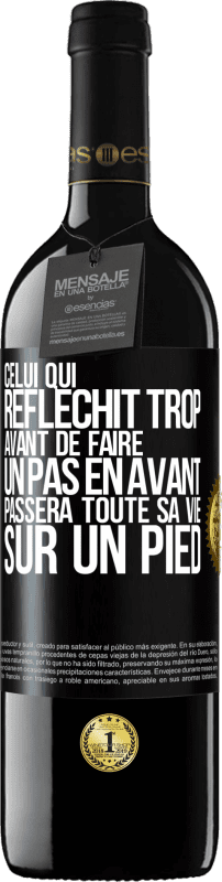 39,95 € Envoi gratuit | Vin rouge Édition RED MBE Réserve Celui qui réfléchit trop avant de faire un pas en avant passera toute sa vie sur un pied Étiquette Noire. Étiquette personnalisable Réserve 12 Mois Récolte 2015 Tempranillo