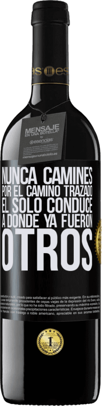 39,95 € Envío gratis | Vino Tinto Edición RED MBE Reserva Nunca camines por el camino trazado, él sólo conduce a donde ya fueron otros Etiqueta Negra. Etiqueta personalizable Reserva 12 Meses Cosecha 2015 Tempranillo