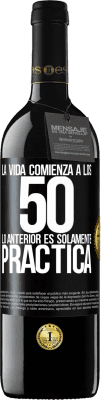 39,95 € Envío gratis | Vino Tinto Edición RED MBE Reserva La vida comienza a los 50, lo anterior es solamente práctica Etiqueta Negra. Etiqueta personalizable Reserva 12 Meses Cosecha 2015 Tempranillo