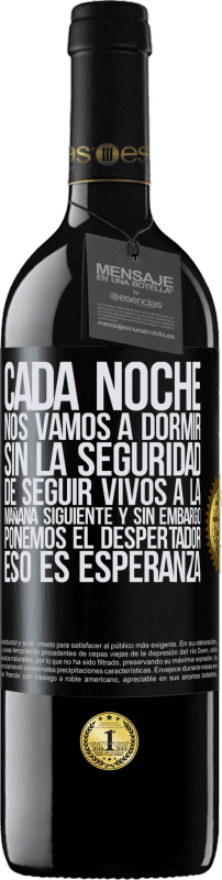 39,95 € Envío gratis | Vino Tinto Edición RED MBE Reserva Cada noche nos vamos a dormir sin la seguridad de seguir vivos a la mañana siguiente y, sin embargo, ponemos el despertador Etiqueta Negra. Etiqueta personalizable Reserva 12 Meses Cosecha 2015 Tempranillo