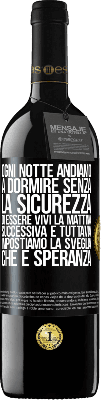 39,95 € Spedizione Gratuita | Vino rosso Edizione RED MBE Riserva Ogni notte andiamo a dormire senza la sicurezza di essere vivi la mattina successiva e tuttavia impostiamo la sveglia. CHE È Etichetta Nera. Etichetta personalizzabile Riserva 12 Mesi Raccogliere 2015 Tempranillo