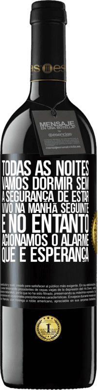 39,95 € Envio grátis | Vinho tinto Edição RED MBE Reserva Todas as noites vamos dormir sem a segurança de estar vivo na manhã seguinte e, no entanto, acionamos o alarme. QUE É Etiqueta Preta. Etiqueta personalizável Reserva 12 Meses Colheita 2015 Tempranillo