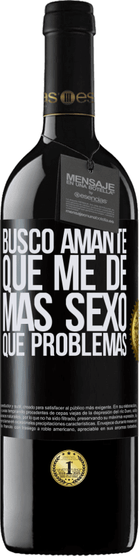 39,95 € Envío gratis | Vino Tinto Edición RED MBE Reserva Busco amante que me de más sexo que problemas Etiqueta Negra. Etiqueta personalizable Reserva 12 Meses Cosecha 2016 Tempranillo