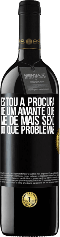 39,95 € Envio grátis | Vinho tinto Edição RED MBE Reserva Estou à procura de um amante que me dê mais sexo do que problemas Etiqueta Preta. Etiqueta personalizável Reserva 12 Meses Colheita 2015 Tempranillo