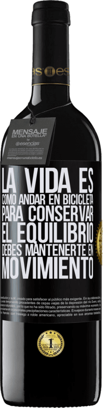 39,95 € Envío gratis | Vino Tinto Edición RED MBE Reserva La vida es como andar en bicicleta. Para conservar el equilibrio debes mantenerte en movimiento Etiqueta Negra. Etiqueta personalizable Reserva 12 Meses Cosecha 2015 Tempranillo