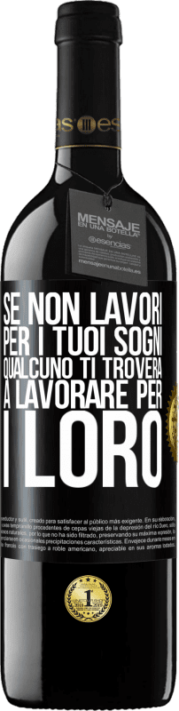 39,95 € Spedizione Gratuita | Vino rosso Edizione RED MBE Riserva Se non lavori per i tuoi sogni, qualcuno ti troverà a lavorare per i loro Etichetta Nera. Etichetta personalizzabile Riserva 12 Mesi Raccogliere 2015 Tempranillo