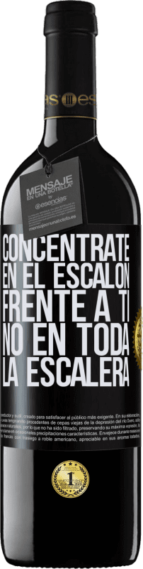 39,95 € Envío gratis | Vino Tinto Edición RED MBE Reserva Concéntrate en el escalón frente a ti, no en toda la escalera Etiqueta Negra. Etiqueta personalizable Reserva 12 Meses Cosecha 2015 Tempranillo