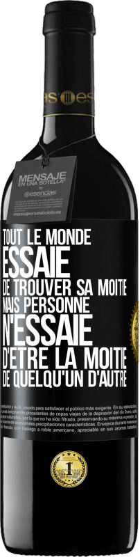 39,95 € Envoi gratuit | Vin rouge Édition RED MBE Réserve Tout le monde essaie de trouver sa moitié. Mais personne n'essaie d'être la moitié de quelqu'un d'autre Étiquette Noire. Étiquette personnalisable Réserve 12 Mois Récolte 2015 Tempranillo