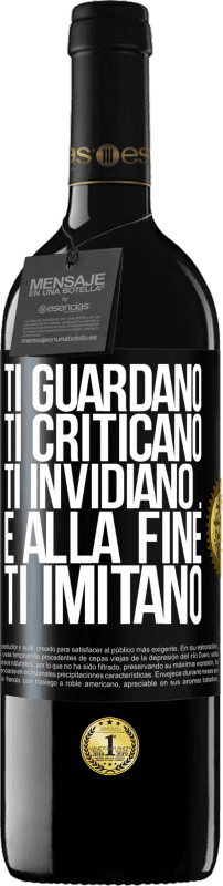 39,95 € Spedizione Gratuita | Vino rosso Edizione RED MBE Riserva Ti guardano, ti criticano, ti invidiano ... e alla fine ti imitano Etichetta Nera. Etichetta personalizzabile Riserva 12 Mesi Raccogliere 2016 Tempranillo