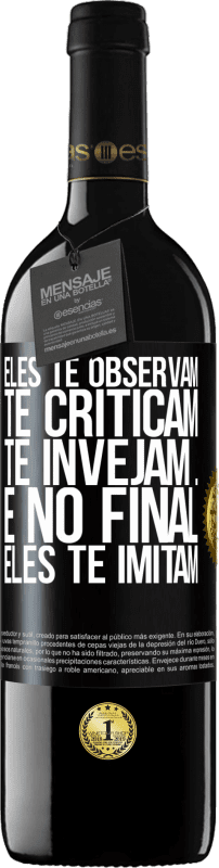 39,95 € Envio grátis | Vinho tinto Edição RED MBE Reserva Eles te observam, te criticam, te invejam ... e no final, eles te imitam Etiqueta Preta. Etiqueta personalizável Reserva 12 Meses Colheita 2015 Tempranillo