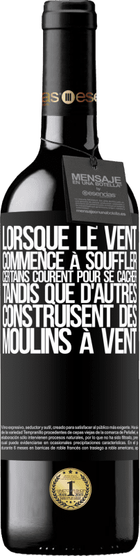 39,95 € Envoi gratuit | Vin rouge Édition RED MBE Réserve Lorsque le vent commence à souffler, certains courent pour se cacher, tandis que d'autres construisent des moulins à vent Étiquette Noire. Étiquette personnalisable Réserve 12 Mois Récolte 2015 Tempranillo