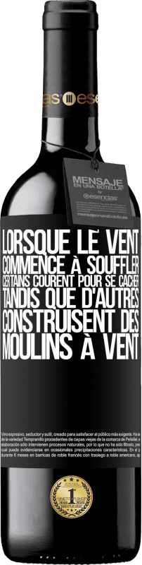 39,95 € Envoi gratuit | Vin rouge Édition RED MBE Réserve Lorsque le vent commence à souffler, certains courent pour se cacher, tandis que d'autres construisent des moulins à vent Étiquette Noire. Étiquette personnalisable Réserve 12 Mois Récolte 2016 Tempranillo