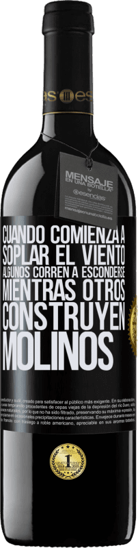 39,95 € Envío gratis | Vino Tinto Edición RED MBE Reserva Cuando comienza a soplar el viento, algunos corren a esconderse, mientras otros construyen molinos Etiqueta Negra. Etiqueta personalizable Reserva 12 Meses Cosecha 2015 Tempranillo