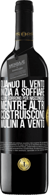 39,95 € Spedizione Gratuita | Vino rosso Edizione RED MBE Riserva Quando il vento inizia a soffiare, alcuni corrono per nascondersi, mentre altri costruiscono mulini a vento Etichetta Nera. Etichetta personalizzabile Riserva 12 Mesi Raccogliere 2015 Tempranillo