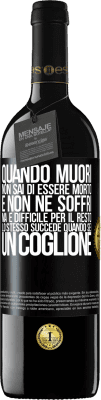 39,95 € Spedizione Gratuita | Vino rosso Edizione RED MBE Riserva Quando muori, non sai di essere morto e non ne soffri, ma è difficile per il resto. Lo stesso succede quando sei un coglione Etichetta Nera. Etichetta personalizzabile Riserva 12 Mesi Raccogliere 2015 Tempranillo