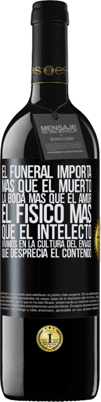 39,95 € Envío gratis | Vino Tinto Edición RED MBE Reserva El funeral importa más que el muerto, la boda más que el amor, el físico más que el intelecto. Vivimos en la cultura del Etiqueta Negra. Etiqueta personalizable Reserva 12 Meses Cosecha 2015 Tempranillo