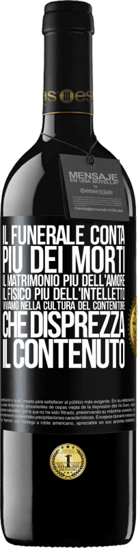 39,95 € Spedizione Gratuita | Vino rosso Edizione RED MBE Riserva Il funerale conta più dei morti, il matrimonio più dell'amore, il fisico più dell'intelletto. Viviamo nella cultura del Etichetta Nera. Etichetta personalizzabile Riserva 12 Mesi Raccogliere 2015 Tempranillo