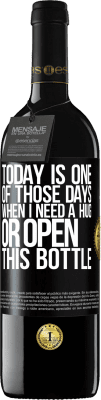 39,95 € 免费送货 | 红酒 RED版 MBE 预订 今天是我需要拥抱或打开瓶子的日子之一 黑标. 可自定义的标签 预订 12 个月 收成 2016 Tempranillo