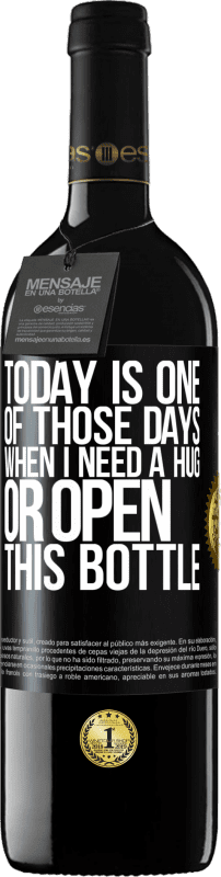 39,95 € 送料無料 | 赤ワイン REDエディション MBE 予約する 今日は抱擁が必要な日、またはこのボトルを開く日です ブラックラベル. カスタマイズ可能なラベル 予約する 12 月 収穫 2016 Tempranillo