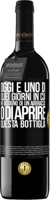 39,95 € Spedizione Gratuita | Vino rosso Edizione RED MBE Riserva Oggi è uno di quei giorni in cui ho bisogno di un abbraccio o di aprire questa bottiglia Etichetta Nera. Etichetta personalizzabile Riserva 12 Mesi Raccogliere 2015 Tempranillo