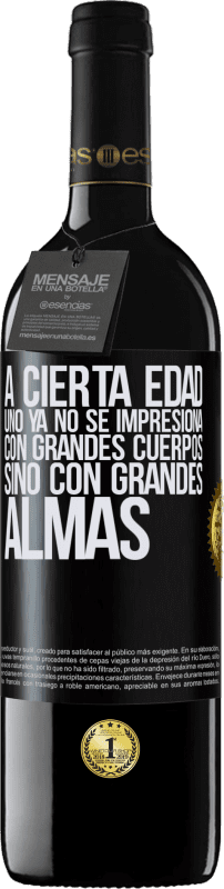 39,95 € Envío gratis | Vino Tinto Edición RED MBE Reserva A cierta edad uno ya no se impresiona con grandes cuerpos, sino con grandes almas Etiqueta Negra. Etiqueta personalizable Reserva 12 Meses Cosecha 2015 Tempranillo