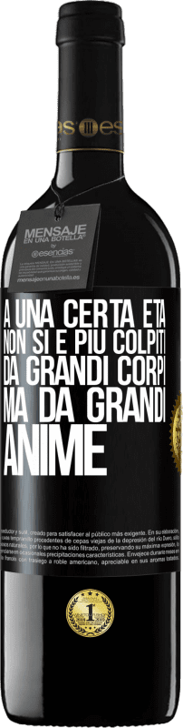 39,95 € Spedizione Gratuita | Vino rosso Edizione RED MBE Riserva A una certa età non si è più colpiti da grandi corpi, ma da grandi anime Etichetta Nera. Etichetta personalizzabile Riserva 12 Mesi Raccogliere 2015 Tempranillo