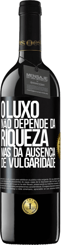 39,95 € Envio grátis | Vinho tinto Edição RED MBE Reserva O luxo não depende da riqueza, mas da ausência de vulgaridade Etiqueta Preta. Etiqueta personalizável Reserva 12 Meses Colheita 2015 Tempranillo