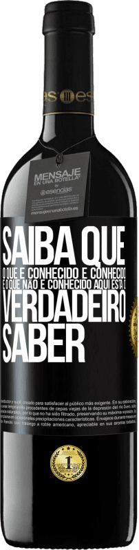 39,95 € Envio grátis | Vinho tinto Edição RED MBE Reserva Saiba que o que é conhecido é conhecido e o que não é conhecido aqui está o verdadeiro saber Etiqueta Preta. Etiqueta personalizável Reserva 12 Meses Colheita 2015 Tempranillo