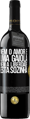 39,95 € Envio grátis | Vinho tinto Edição RED MBE Reserva Nem o amor é uma gaiola, nem a liberdade está sozinha Etiqueta Preta. Etiqueta personalizável Reserva 12 Meses Colheita 2015 Tempranillo