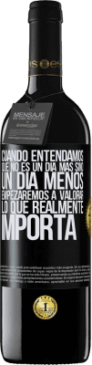 39,95 € Envío gratis | Vino Tinto Edición RED MBE Reserva Cuando entendamos que no es un día más sino un día menos, empezaremos a valorar lo que realmente importa Etiqueta Negra. Etiqueta personalizable Reserva 12 Meses Cosecha 2014 Tempranillo