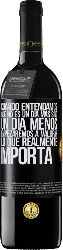 39,95 € Envío gratis | Vino Tinto Edición RED MBE Reserva Cuando entendamos que no es un día más sino un día menos, empezaremos a valorar lo que realmente importa Etiqueta Negra. Etiqueta personalizable Reserva 12 Meses Cosecha 2015 Tempranillo