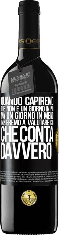 39,95 € Spedizione Gratuita | Vino rosso Edizione RED MBE Riserva Quando capiremo che non è un giorno in più, ma un giorno in meno, inizieremo a valutare ciò che conta davvero Etichetta Nera. Etichetta personalizzabile Riserva 12 Mesi Raccogliere 2015 Tempranillo