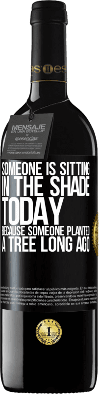 39,95 € 送料無料 | 赤ワイン REDエディション MBE 予約する 誰かがずっと前に木を植えたので、誰かが今日日陰に座っています ブラックラベル. カスタマイズ可能なラベル 予約する 12 月 収穫 2014 Tempranillo