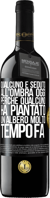 39,95 € Spedizione Gratuita | Vino rosso Edizione RED MBE Riserva Qualcuno è seduto all'ombra oggi, perché qualcuno ha piantato un albero molto tempo fa Etichetta Nera. Etichetta personalizzabile Riserva 12 Mesi Raccogliere 2015 Tempranillo