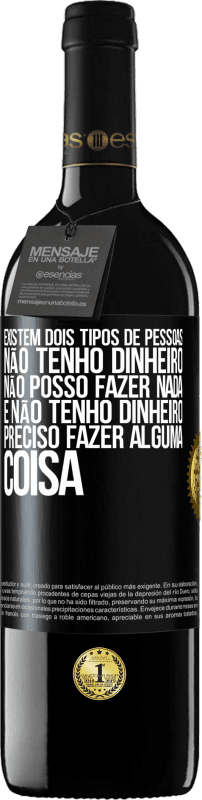 39,95 € Envio grátis | Vinho tinto Edição RED MBE Reserva Existem dois tipos de pessoas. Não tenho dinheiro, não posso fazer nada e Não tenho dinheiro, preciso fazer alguma coisa Etiqueta Preta. Etiqueta personalizável Reserva 12 Meses Colheita 2015 Tempranillo