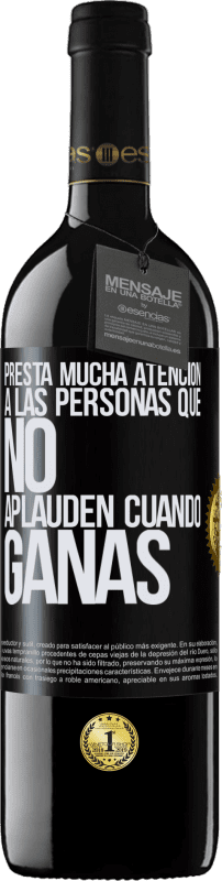 39,95 € Envío gratis | Vino Tinto Edición RED MBE Reserva Presta mucha atención a las personas que no aplauden cuando ganas Etiqueta Negra. Etiqueta personalizable Reserva 12 Meses Cosecha 2015 Tempranillo