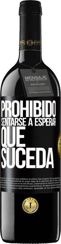 39,95 € Envío gratis | Vino Tinto Edición RED MBE Reserva Prohibido sentarse a esperar que suceda Etiqueta Negra. Etiqueta personalizable Reserva 12 Meses Cosecha 2015 Tempranillo