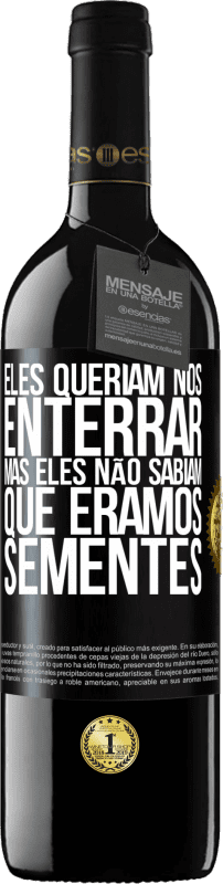 39,95 € Envio grátis | Vinho tinto Edição RED MBE Reserva Eles queriam nos enterrar. Mas eles não sabiam que éramos sementes Etiqueta Preta. Etiqueta personalizável Reserva 12 Meses Colheita 2015 Tempranillo