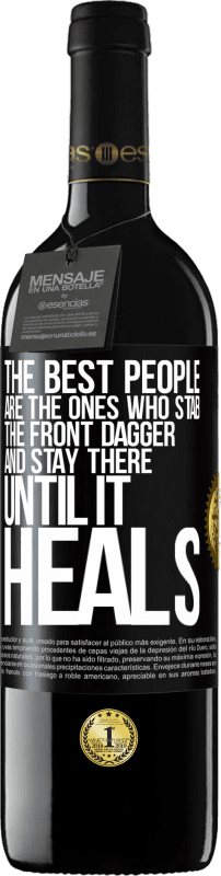 39,95 € 免费送货 | 红酒 RED版 MBE 预订 最好的人是那些刺着前匕首并呆在那里直到治愈的人 黑标. 可自定义的标签 预订 12 个月 收成 2016 Tempranillo