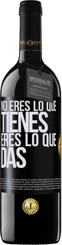 39,95 € Envío gratis | Vino Tinto Edición RED MBE Reserva No eres lo que tienes. Eres lo que das Etiqueta Negra. Etiqueta personalizable Reserva 12 Meses Cosecha 2015 Tempranillo