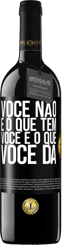 39,95 € Envio grátis | Vinho tinto Edição RED MBE Reserva Você não é o que tem. Você é o que você dá Etiqueta Preta. Etiqueta personalizável Reserva 12 Meses Colheita 2015 Tempranillo