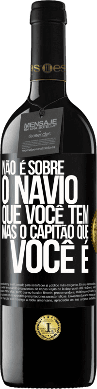 39,95 € Envio grátis | Vinho tinto Edição RED MBE Reserva Não é sobre o navio que você tem, mas o capitão que você é Etiqueta Preta. Etiqueta personalizável Reserva 12 Meses Colheita 2015 Tempranillo