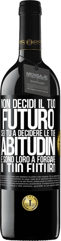 39,95 € Spedizione Gratuita | Vino rosso Edizione RED MBE Riserva Non decidi il tuo futuro. Sei tu a decidere le tue abitudini e sono loro a forgiare il tuo futuro Etichetta Nera. Etichetta personalizzabile Riserva 12 Mesi Raccogliere 2015 Tempranillo