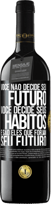 39,95 € Envio grátis | Vinho tinto Edição RED MBE Reserva Você não decide seu futuro. Você decide seus hábitos, e são eles que forjam seu futuro Etiqueta Preta. Etiqueta personalizável Reserva 12 Meses Colheita 2015 Tempranillo