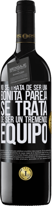 39,95 € Envío gratis | Vino Tinto Edición RED MBE Reserva No se trata de ser una bonita pareja. Se trata de ser un tremendo equipo Etiqueta Negra. Etiqueta personalizable Reserva 12 Meses Cosecha 2015 Tempranillo