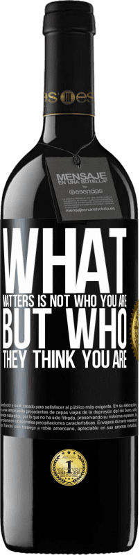 39,95 € Free Shipping | Red Wine RED Edition MBE Reserve What matters is not who you are, but who they think you are Black Label. Customizable label Reserve 12 Months Harvest 2014 Tempranillo
